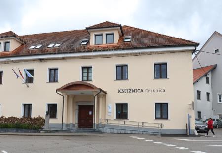 NAPIS KNJIŽNICA CERKNICA 04 FOTO LJUBO VUKELIČ